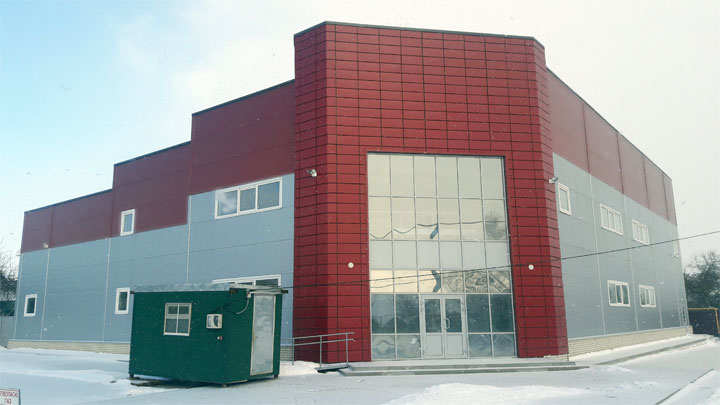 Установка навесного фасада здания торгового комплекса